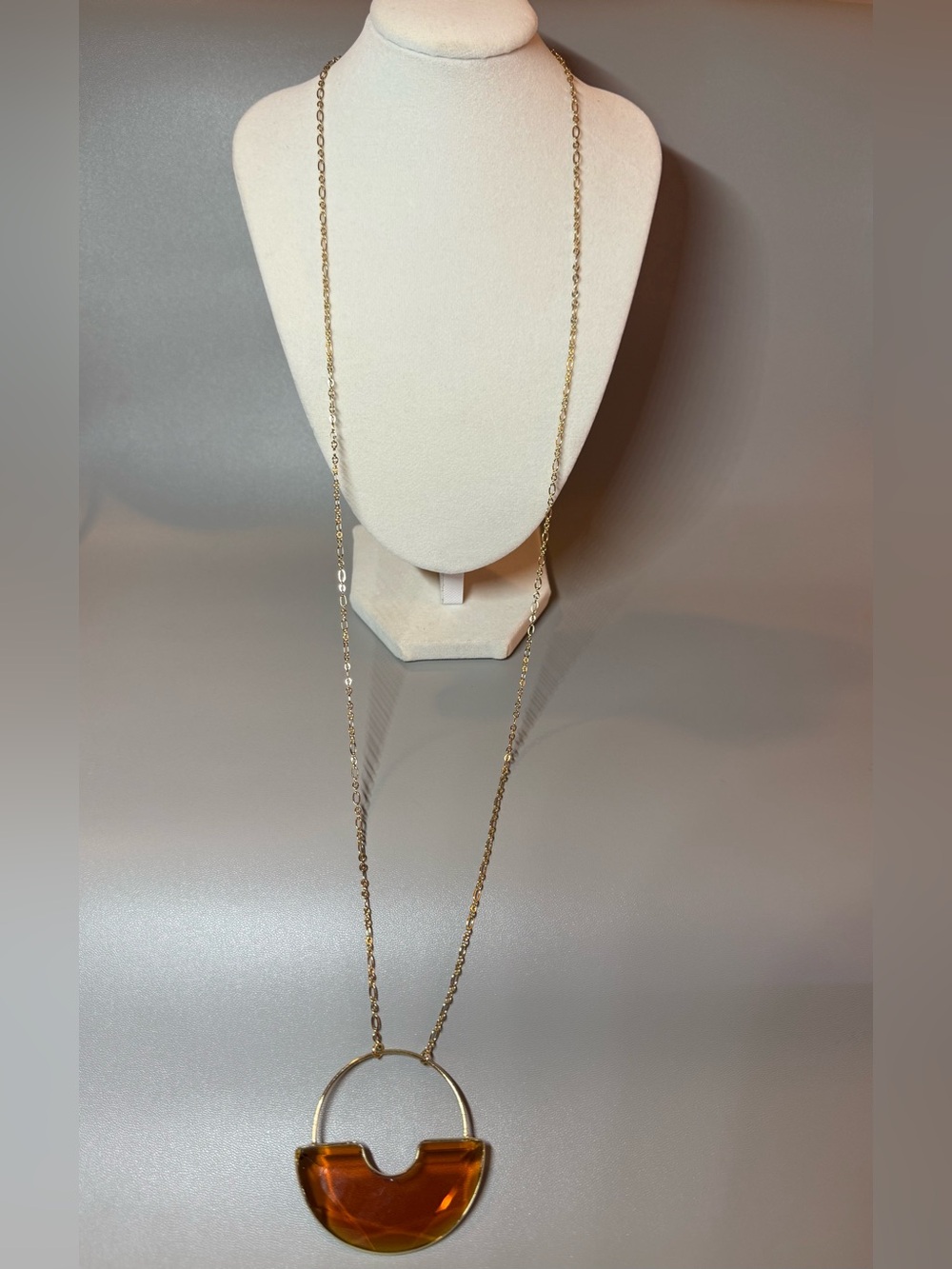 Long Amber Resin Pendant Necklace Gold Tone Geometric 🗽